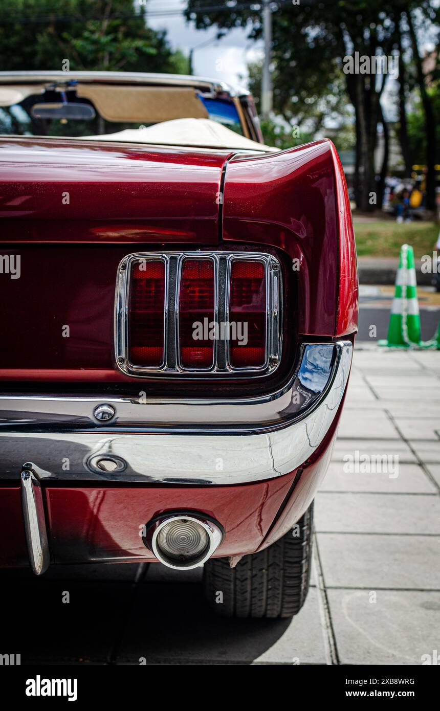 Roter Mustang, der auf einem Bürgersteig geparkt wurde Stockfoto