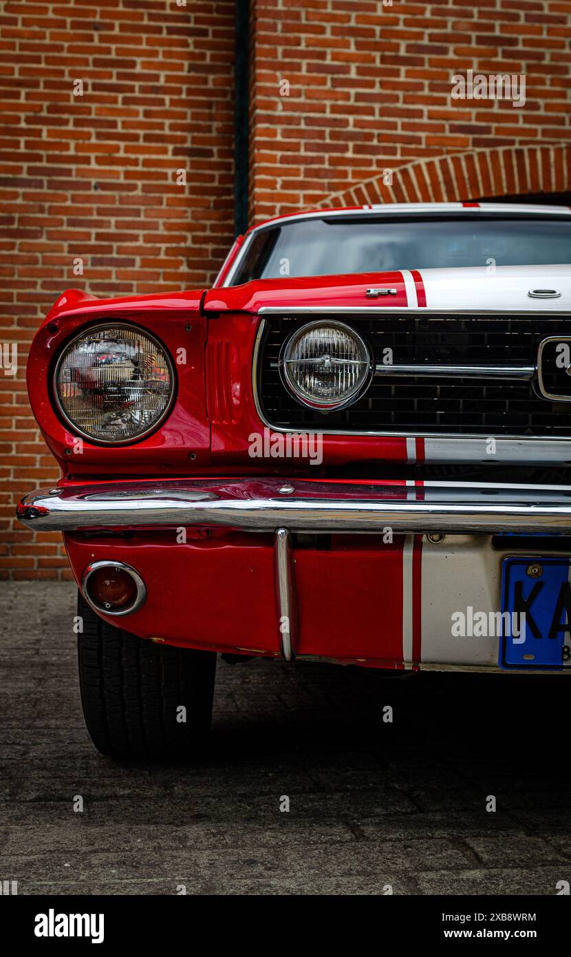 Rotes Mustang-Auto mit sichtbarem Kennzeichen hinten Stockfoto