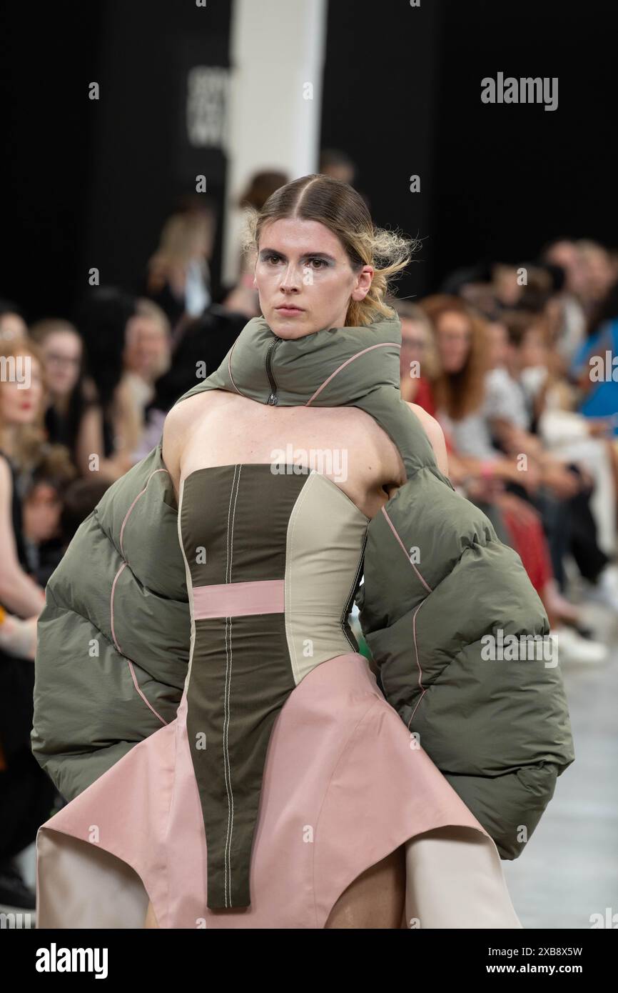 London, UK, 10. Juni 2024, beginnt die Graduate Fashion Week in Brick Lane am 10. Juni mit Modeschauen verschiedener Universitäten. Die Shows laufen bis zum 13. Juni 2024. Fotos der Sheffield Hallam University mit Jasmyn Lopuszansky Designs., Andrew Lalchan Photography/Alamy Live News Stockfoto
