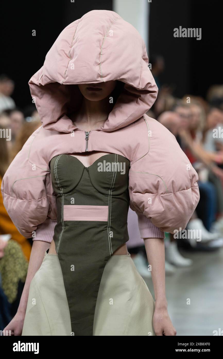 London, UK, 10. Juni 2024, beginnt die Graduate Fashion Week in Brick Lane am 10. Juni mit Modeschauen verschiedener Universitäten. Die Shows laufen bis zum 13. Juni 2024. Fotos der Sheffield Hallam University mit Jasmyn Lopuszansky Designs., Andrew Lalchan Photography/Alamy Live News Stockfoto