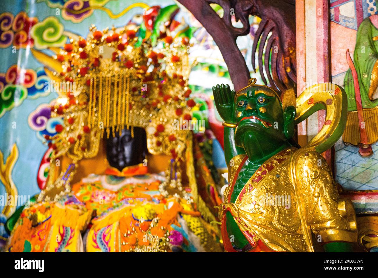 Lebendige Statuen goldener Kreaturen in buddhistischer Umgebung Stockfoto