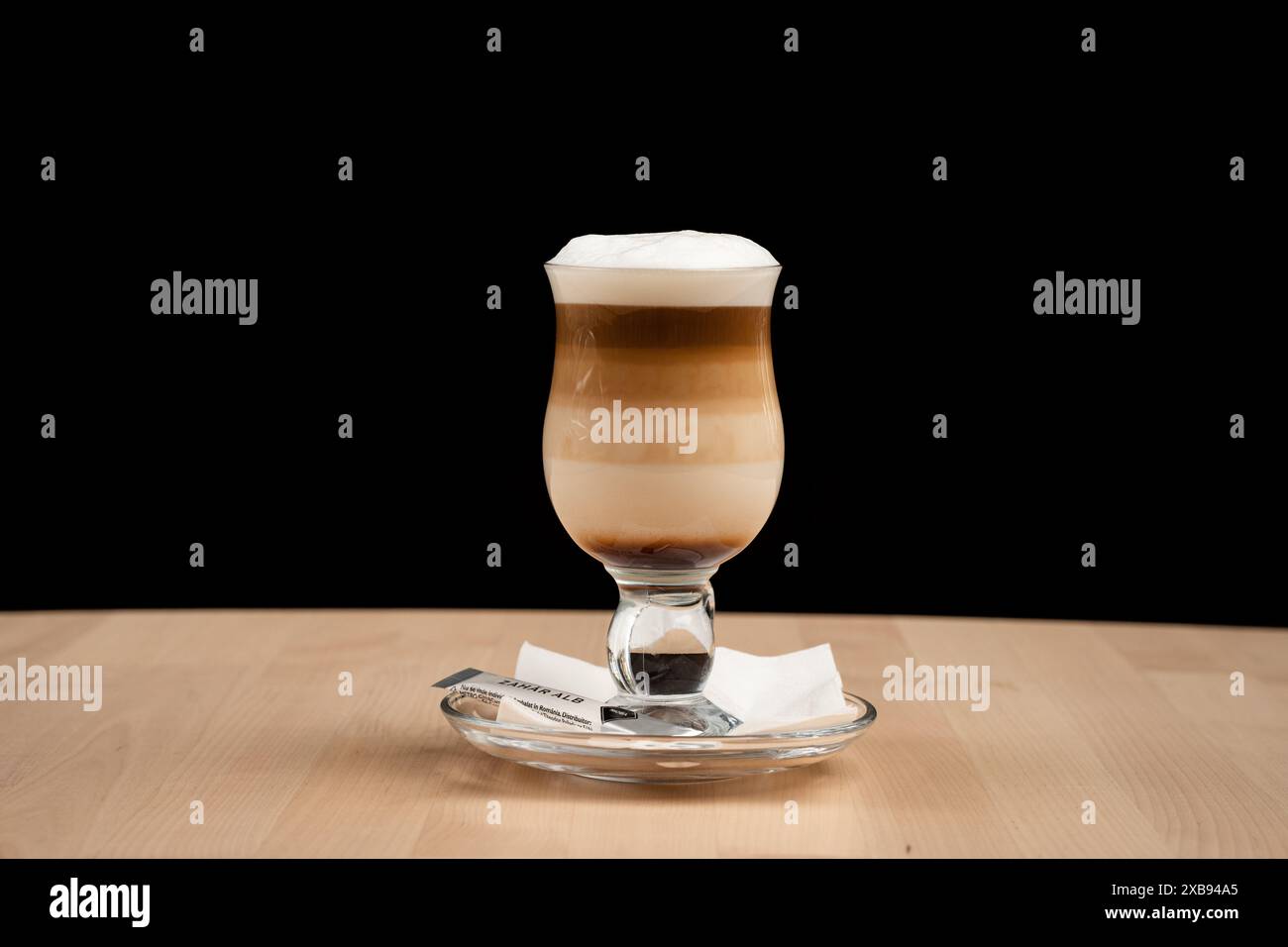Ein schaumiger Kaffee in einer klaren Glasschale Stockfoto