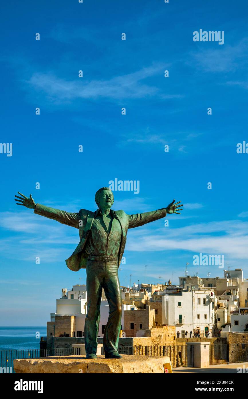 Statue von Domenico Modugno auf dem Lungomare, Polignano a Mare, Italien Stockfoto