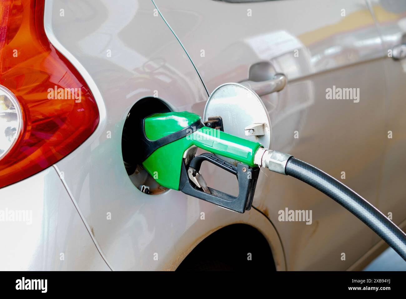 Fahrzeug beim Tanken von Benzin an der Kraftstoffpumpe gesehen. Die Preise für Benzin und Diesel dürften nach Marktschätzungen steigen, um die vorläufige Maßnahme der Regierung zum Ausgleich der Lohnsummensteuerbefreiung in 17 Sektoren der brasilianischen Wirtschaft auszugleichen. (Foto: Rafael Henrique / SOPA Images/SIPA USA) Stockfoto