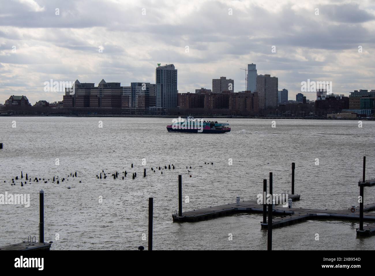 Zwei Boote in der Nähe von Docks und Gebäuden auf dem Wasser Stockfoto Zwei Boote in der Nähe von Docks und Gebäuden auf dem Wasser Stockfoto