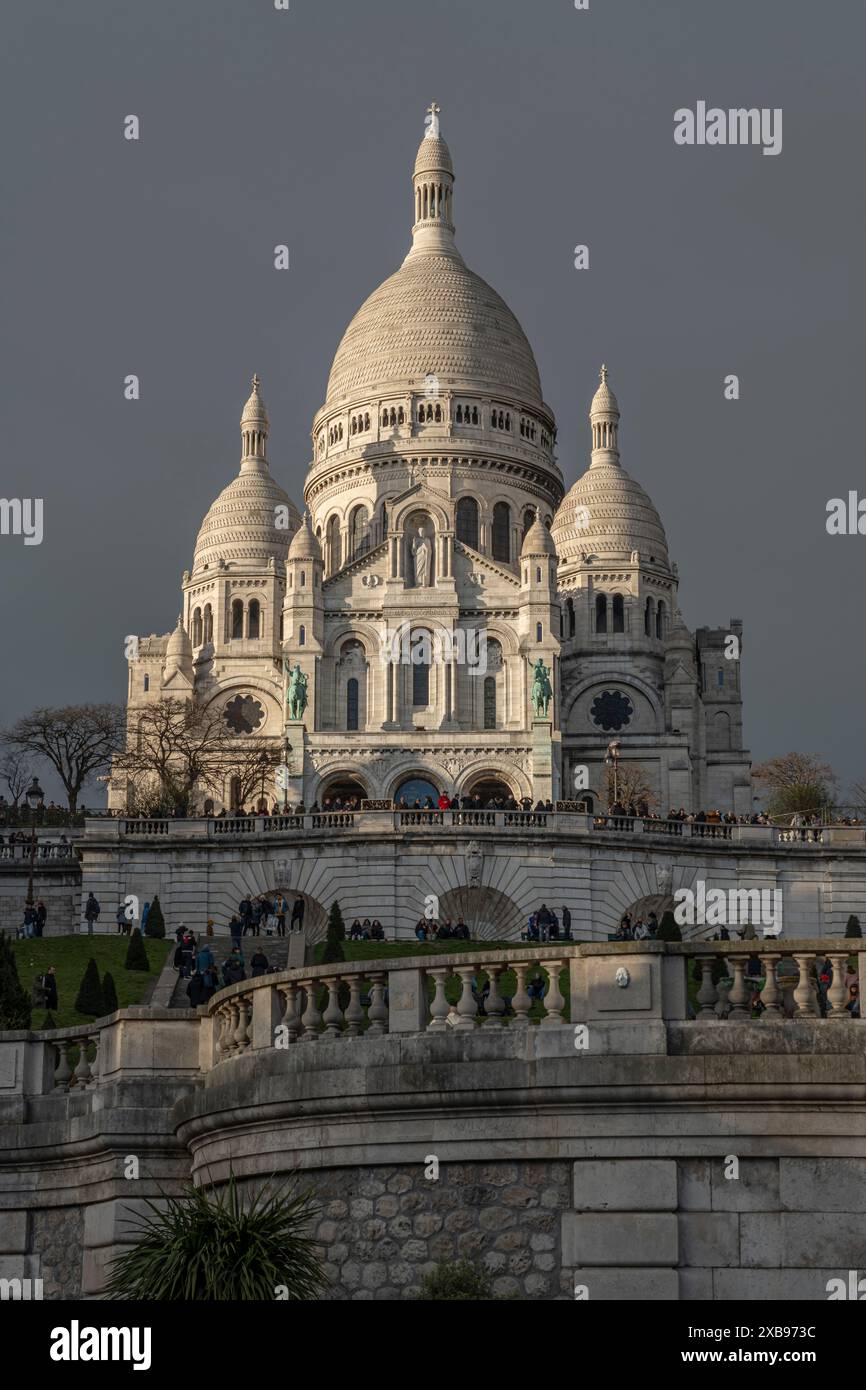 Paris, Frankreich - 02 25 2023: . Blick auf das Viertel Montmartre und die Basilika des heiligen Herzens vom Platz Louise Michel Stockfoto