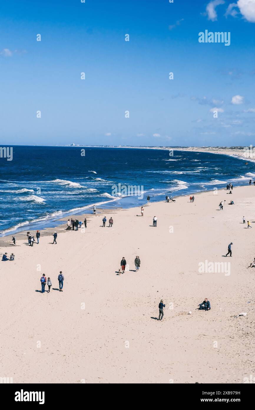 Ein malerischer Blick auf die Menschen am Strand von Scheveningen in den Haag, Niederlande Stockfoto
