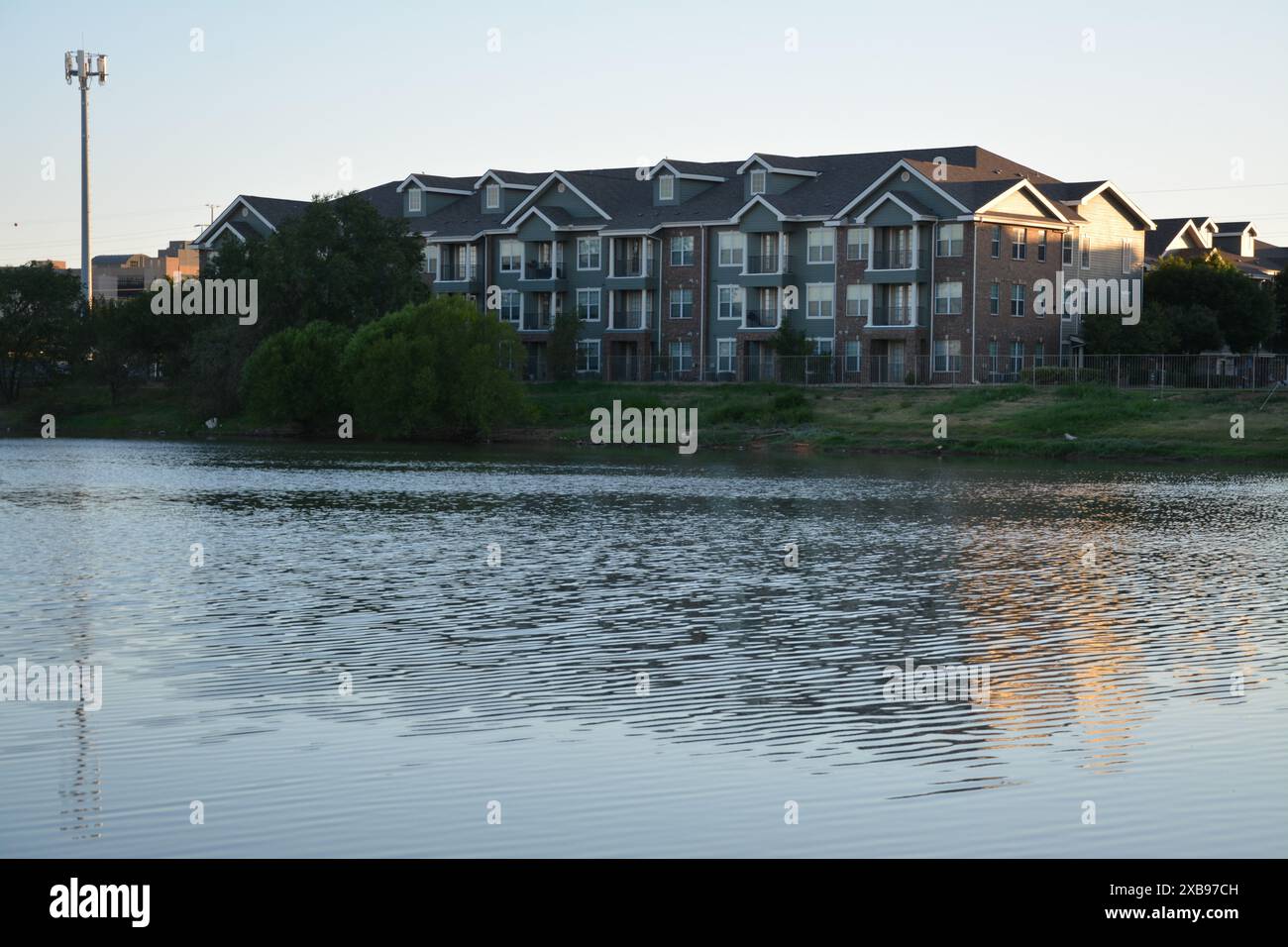 Stadthäuser an einem ruhigen Seeufer Stockfoto