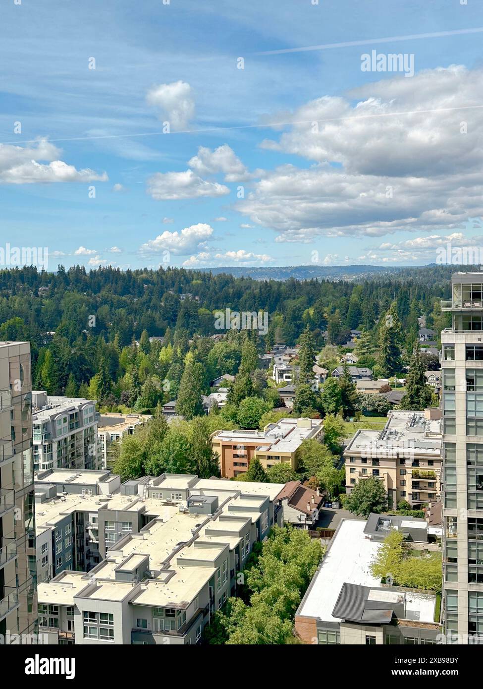 Ein Blick auf die Gebäude der Stadt vor einem wolkig blauen Himmel in Bellevue Stockfoto