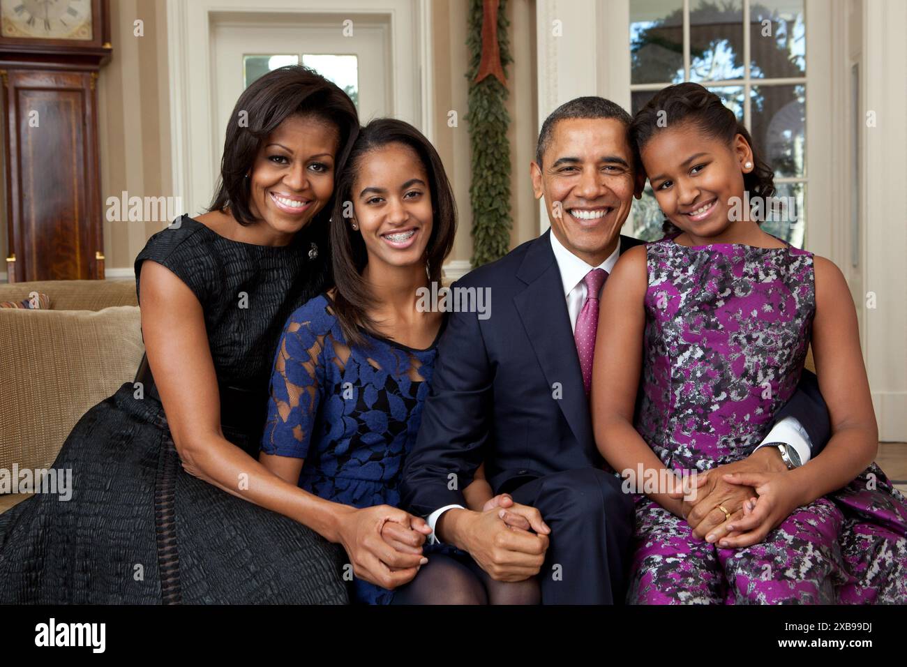 Offizielles Porträt von Pete Souza der Familie Obama im Oval Office. Präsident Barack Obama, First Lady Michelle Obama und ihre Töchter Sasha und Malia Stockfoto