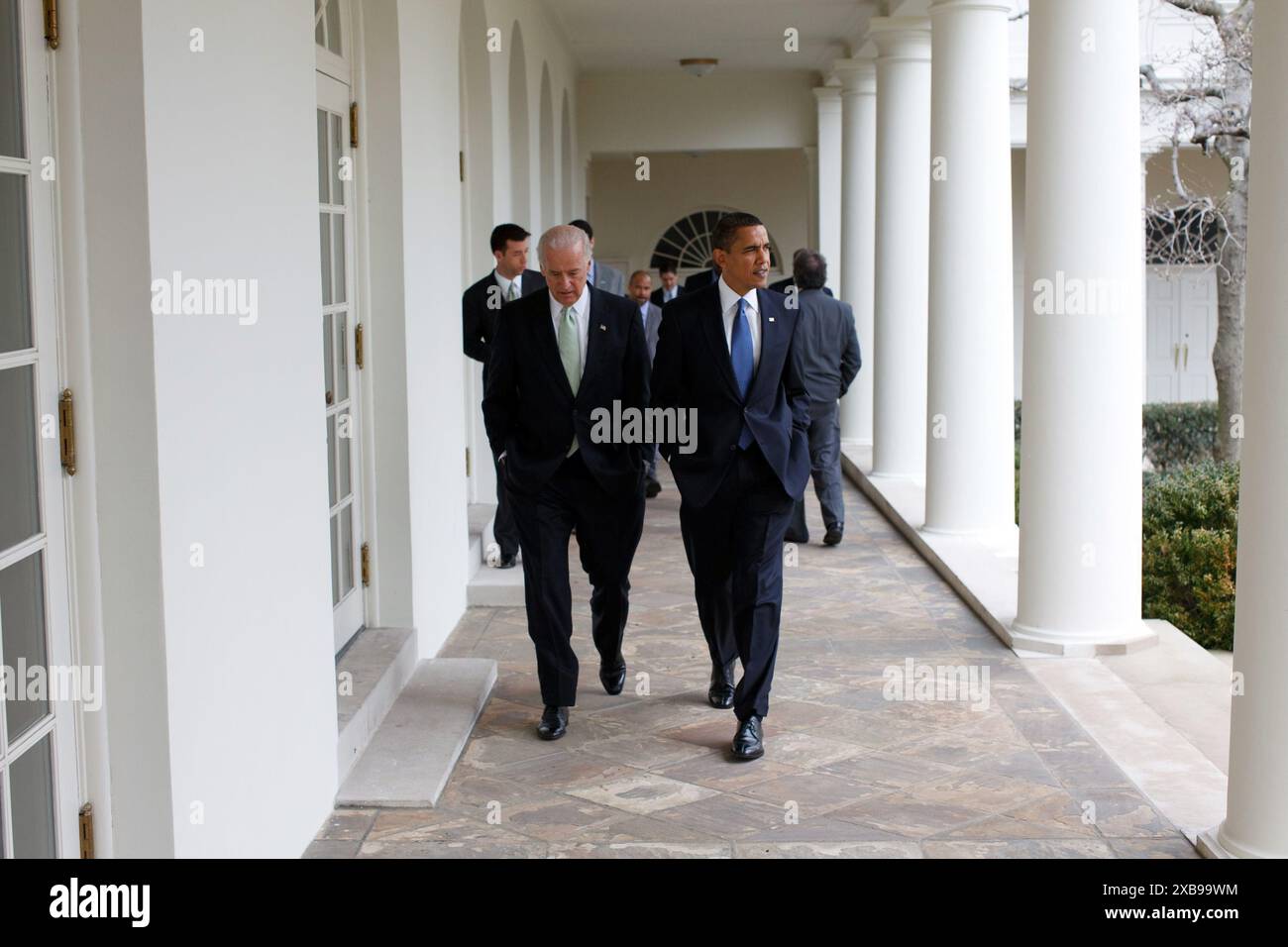 Präsident Barack Obama geht mit Vizepräsident Joe Biden im Weißen Haus, 3. Februar 2009 - Fotograf des Weißen Hauses Stockfoto