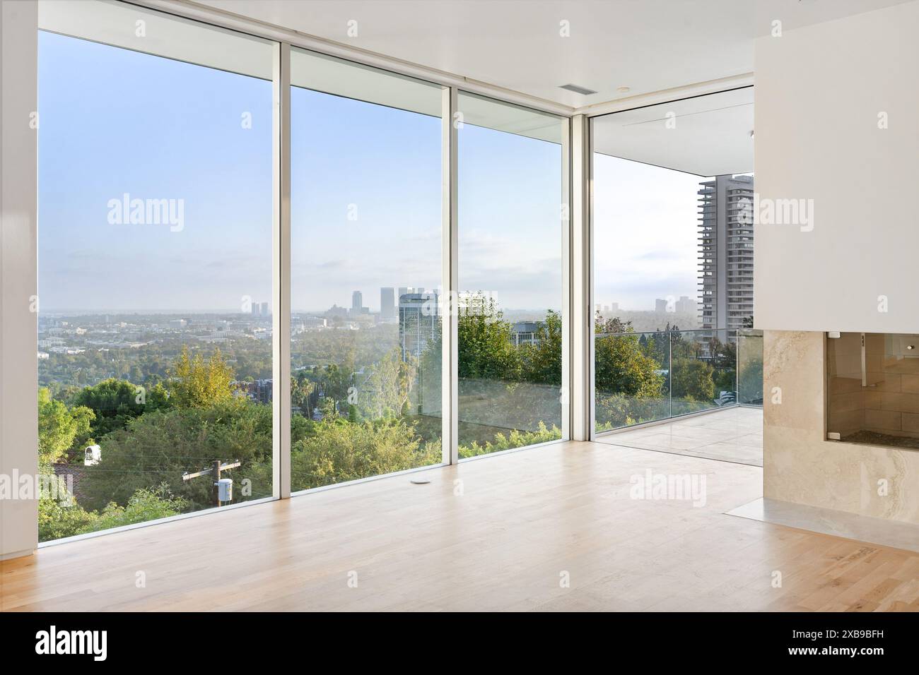 Ein geräumiges Wohnzimmer mit hohen Fenstern und Hartholzböden Stockfoto