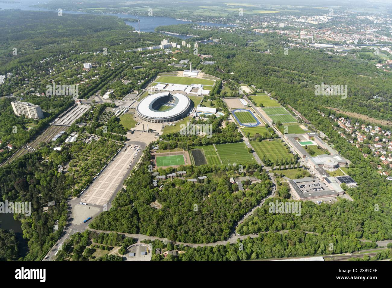 Die niederländische Nationalmannschaft spielt in der Gruppenphase der Europameisterschaft 2024 im Olympiastadion in Berlin gegen Österreich. Auch das Finale der Euro 2024 wird hier ausgetragen. Die Arena ist das Heimstadion des Berliner Fußballvereins Hertha BSC netherlands Out - belgien Out Stockfoto