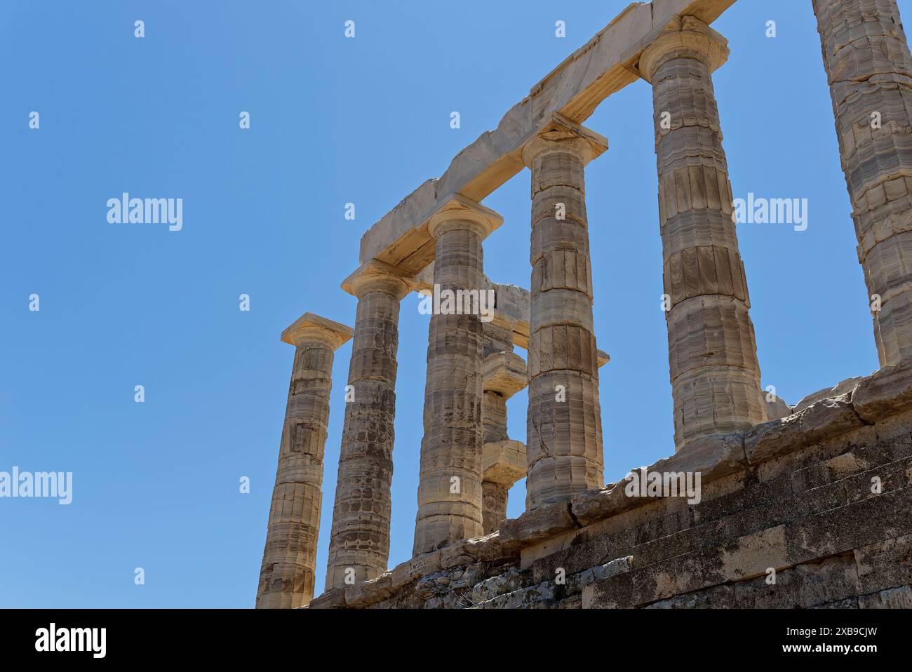 Der antike griechische Tempel Poseidon am Kap Sounion, erbaut 444 440 v. Chr., ist eines der wichtigsten Denkmäler des Goldenen Zeitalters von Athen Stockfoto