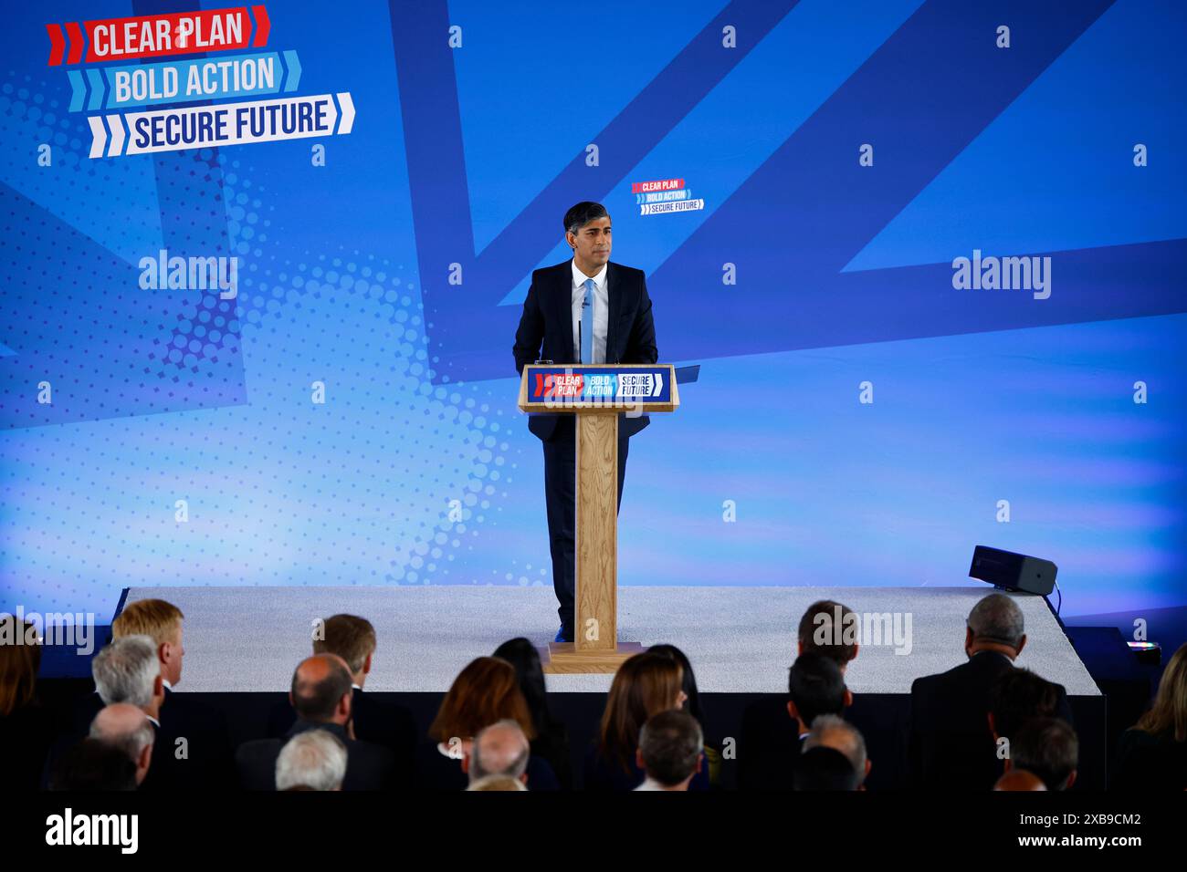 Britain's Prime Minister and Conservative Party leader, Rishi Sunak, delivers a speech to launch the Conservatives' general election manifesto in Silverstone, England, on Tuesday June 11, 2024, in the build-up to the UK general election on July 4. (Benjamin Cremel, Pool Photo via AP) Stockfoto