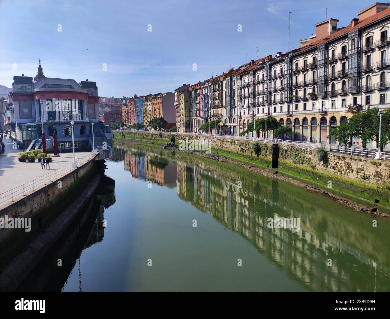 Bilbao: Bilbao Mündung und Ribera Markt, Reflexionen der Häuser Stockfoto