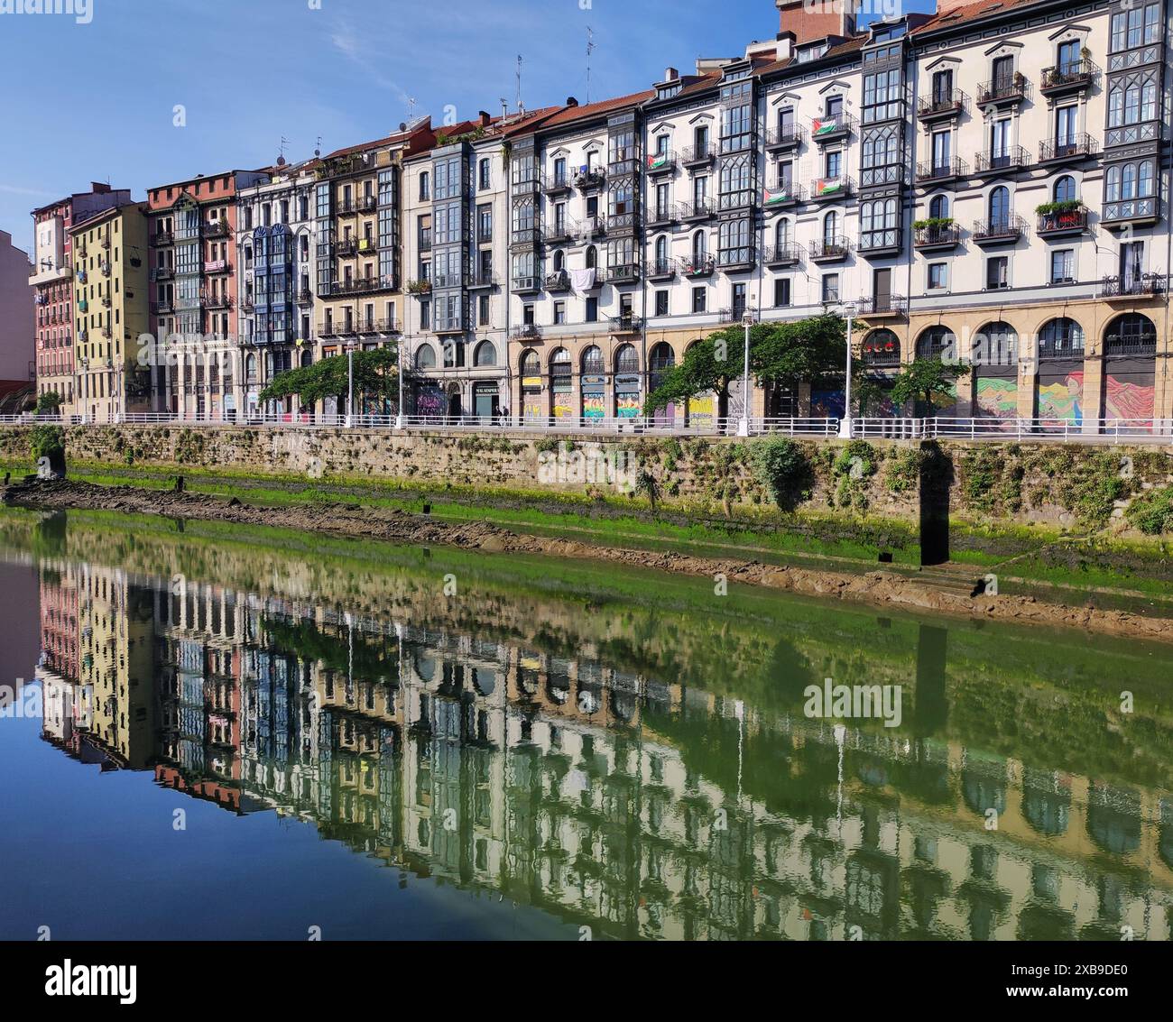 Bilbao: Reflexionen der Häuser in der Bilbao-Mündung Stockfoto
