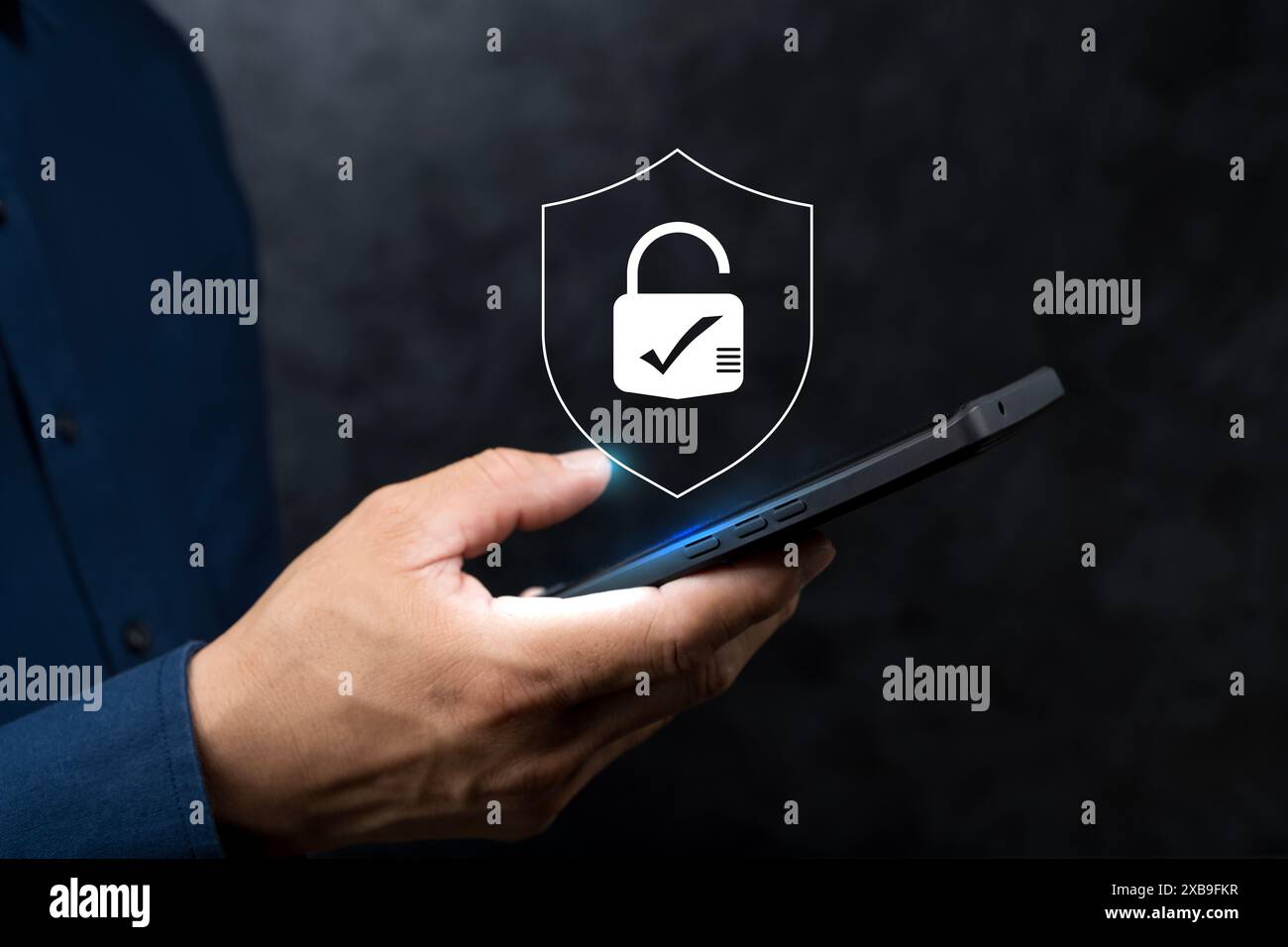 Cybersicherheit und Datenschutzkonzepte zum Schutz von Daten. Geschäftsleute nutzen Smartphones mit Cybersicherheitstechnologie zum Schutz personenbezogener Daten und zum Schutz ihrer Daten Stockfoto