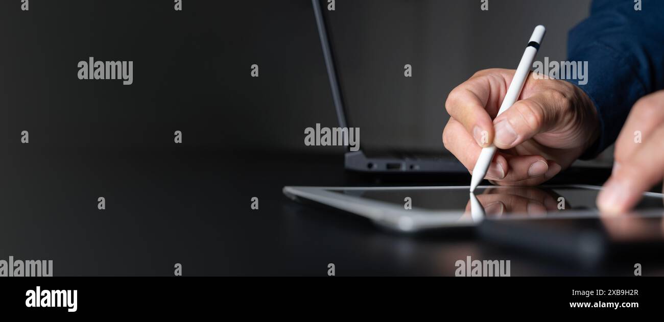 Geschäftsmann, Manager, der mit dem Stift E-Dokument auf einem digitalen Tablet signiert, mit Laptop auf dem Tisch im modernen Büro, E-Signa, elektronische Signa Stockfoto