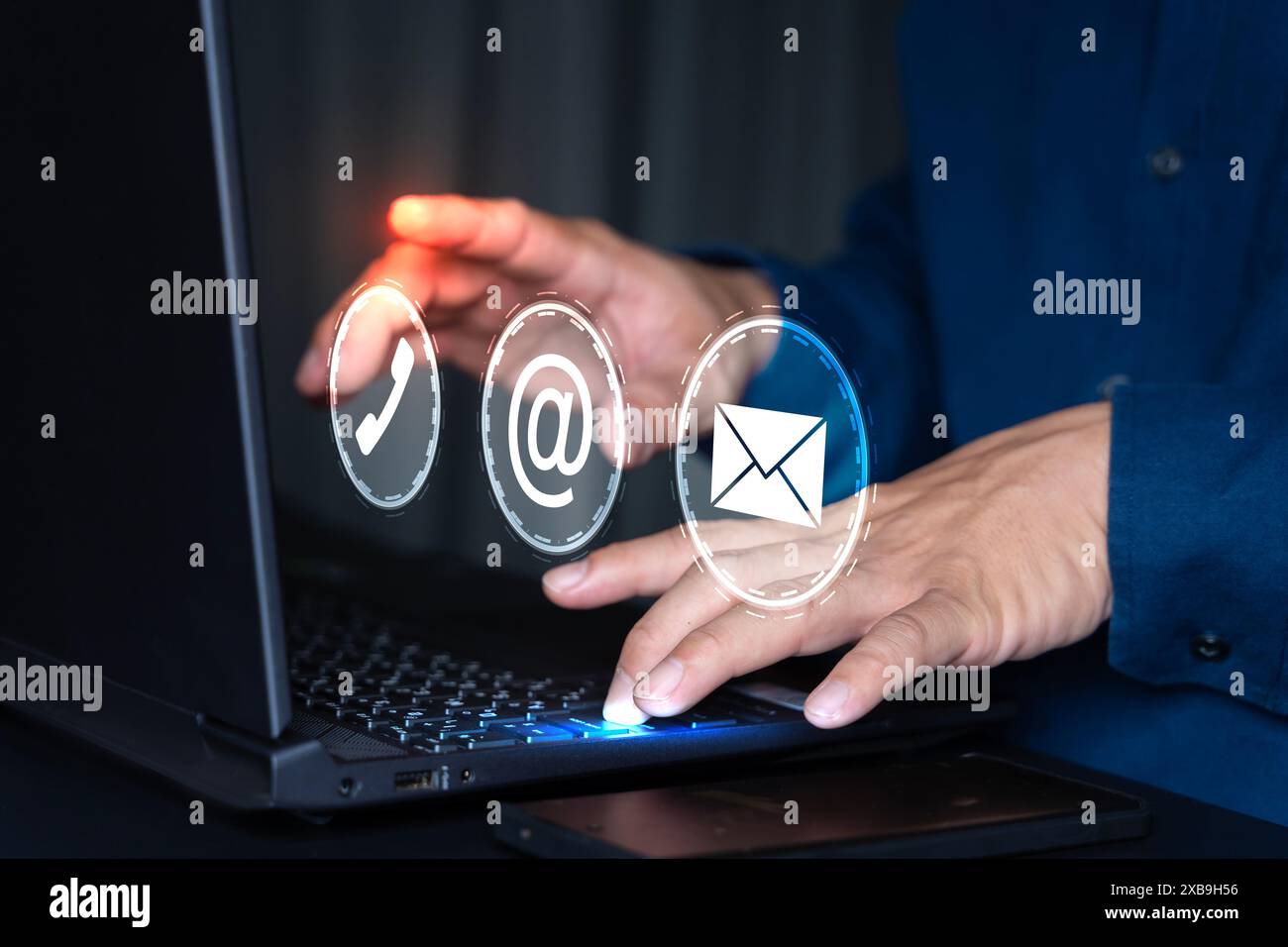 Kontakt-Konzept. Online-Kundenservice. Person, die einen Laptop mit dem Kontaktsymbol verwendet, oder die Mitarbeiter der Kundenservice-Hotline verbinden sich. Stockfoto