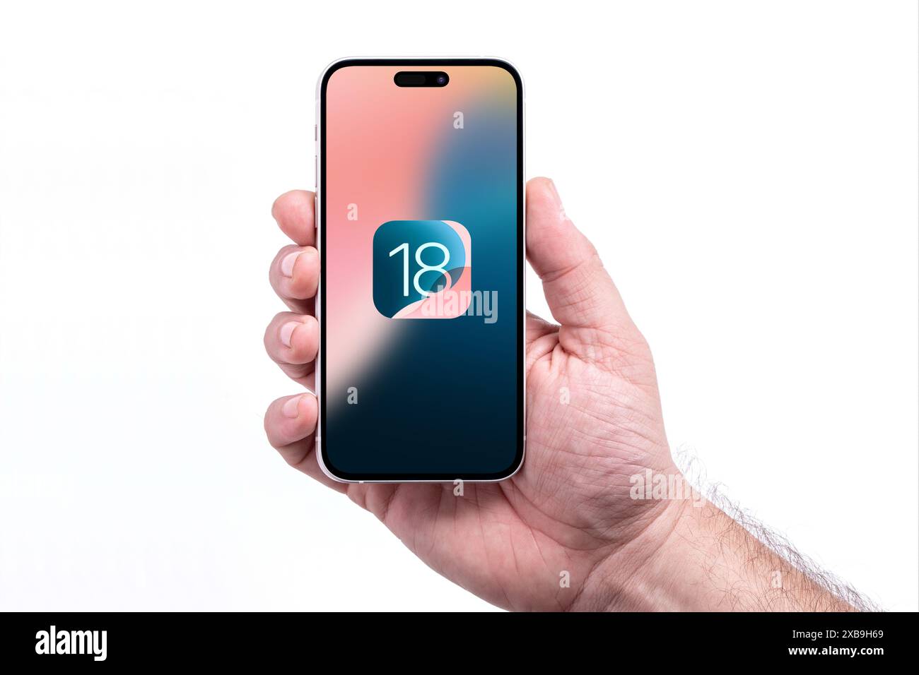 Antalya, Türkei - 11. Juni 2024: IPhone 15 Pro mit dem neuen iOS 18 Logo, das nächste Betriebssystem für Apple Smartphones, wird veröffentlicht Stockfoto
