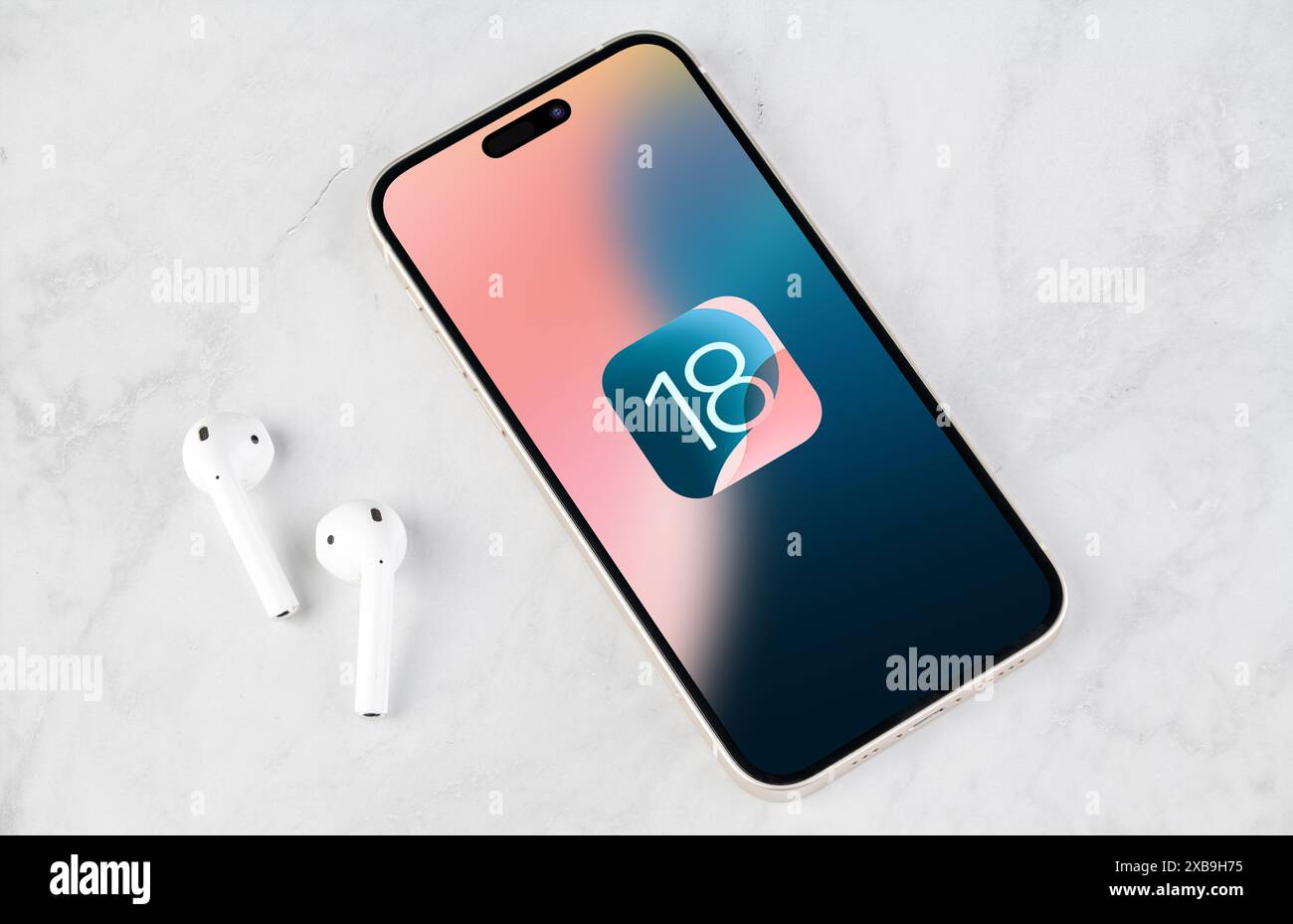 Antalya, Türkei - 11. Juni 2024: IPhone 15 Pro mit dem neuen iOS 18 Logo, das nächste Betriebssystem für Apple Smartphones, wird veröffentlicht Stockfoto