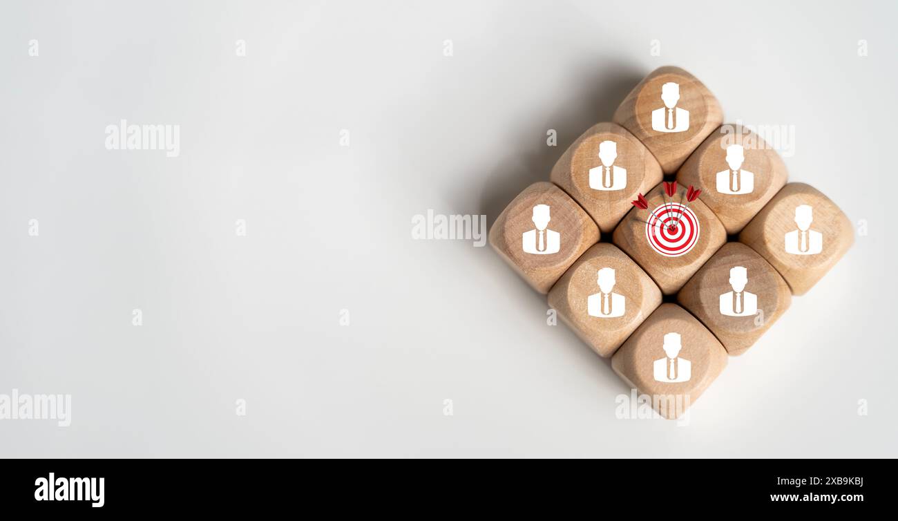 Zieltafel und Pfeil, die den Bildschirm auf einen Holzwürfelblock drucken. Geschäftsziel und Zielzielkonzept. Stockfoto