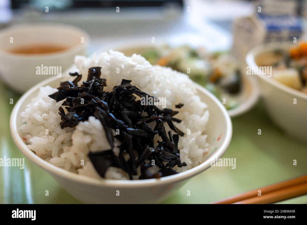 Kombu Algen auf Reis wird während des Mittagessens in der Schule in Japan serviert. Stockfoto