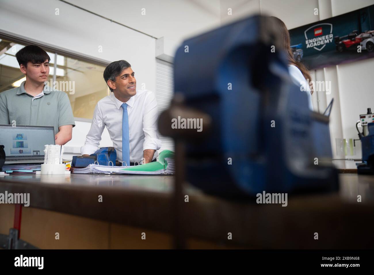 Premierminister Rishi Sunak während eines Besuchs am Silverstone University Technical College (UTC) in Towcester, Northamptonshire, nachdem er das allgemeine Wahlprogramm der Konservativen Partei gestartet hatte. Bilddatum: Dienstag, 11. Juni 2024. Stockfoto