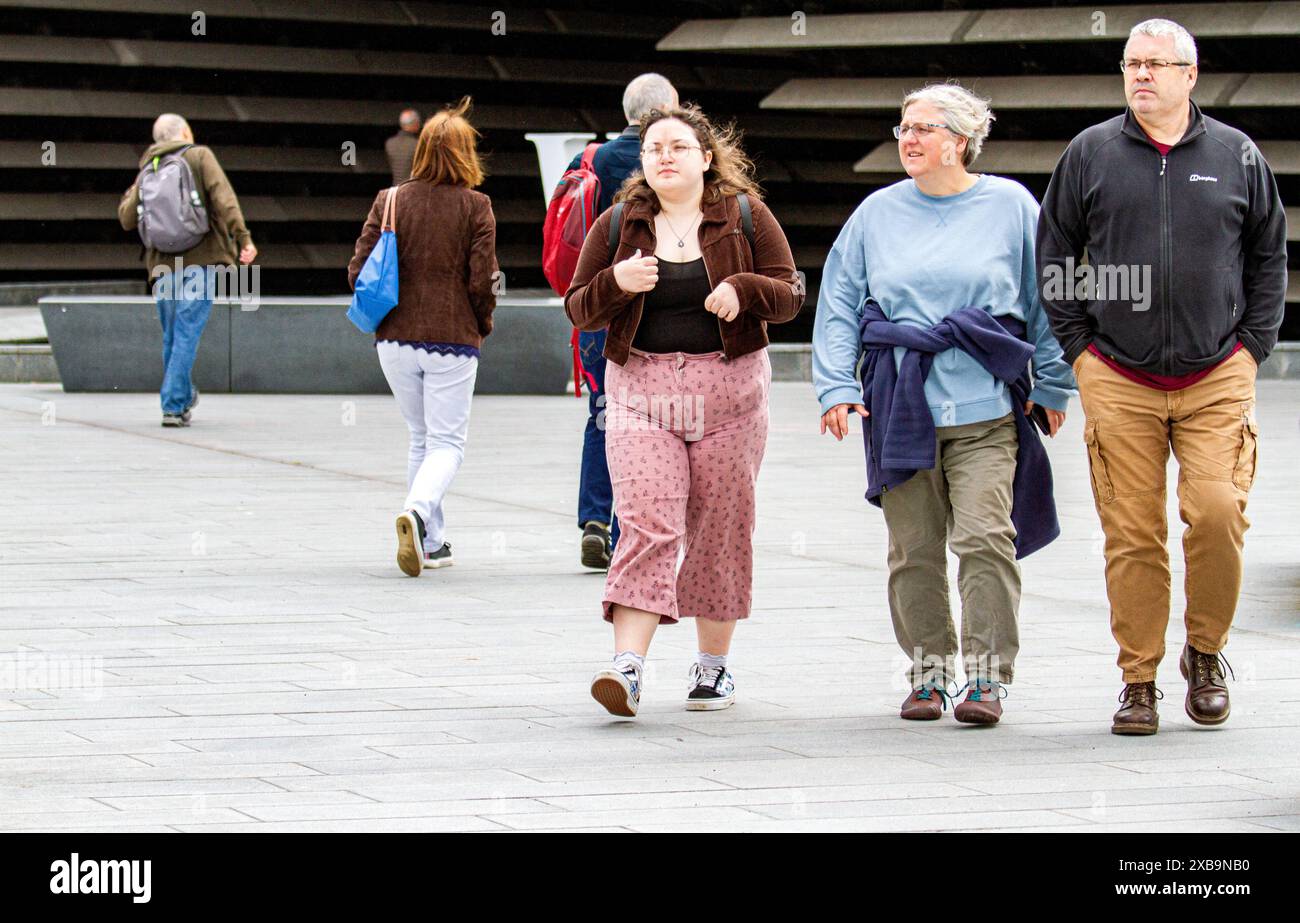 Dundee, Tayside, Schottland, Großbritannien. Juni 2024. Wetter in Großbritannien: Dundees kühles und luftiges Juni-Wetter zieht nur wenige Einheimische und Touristen an, die den Tag am Ufer der Stadt entspannen und das V&A Design Museum besuchen. Quelle: Dundee Photographics/Alamy Live News Stockfoto