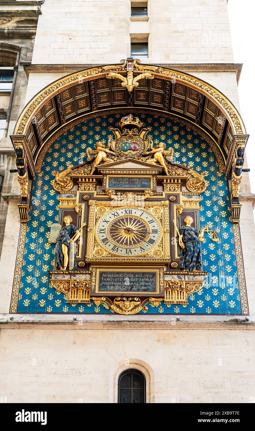 Die Uhr auf der Tour de l'Horloge (14. Jahrhundert) an der Außenmauer der Conciergerie, ehemaliges Gericht und Gefängnis im Pariser Stadtzentrum, Frankreich Stockfoto