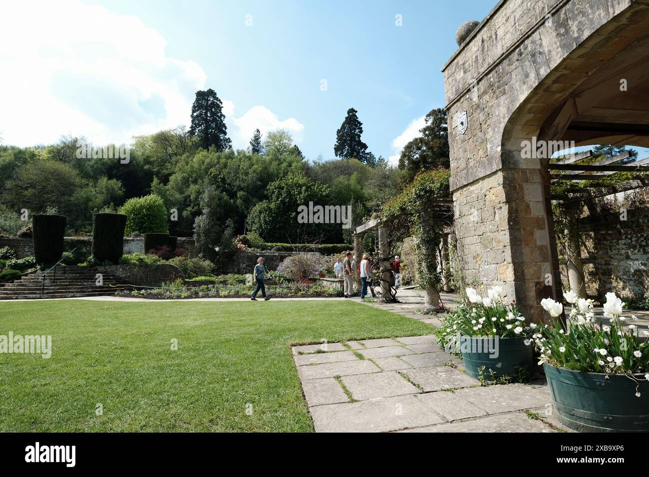 Besucher besuchen im Frühjahr die Gärten von Chartwell, Heimat von Sir Winston Churchill in Kent Stockfoto