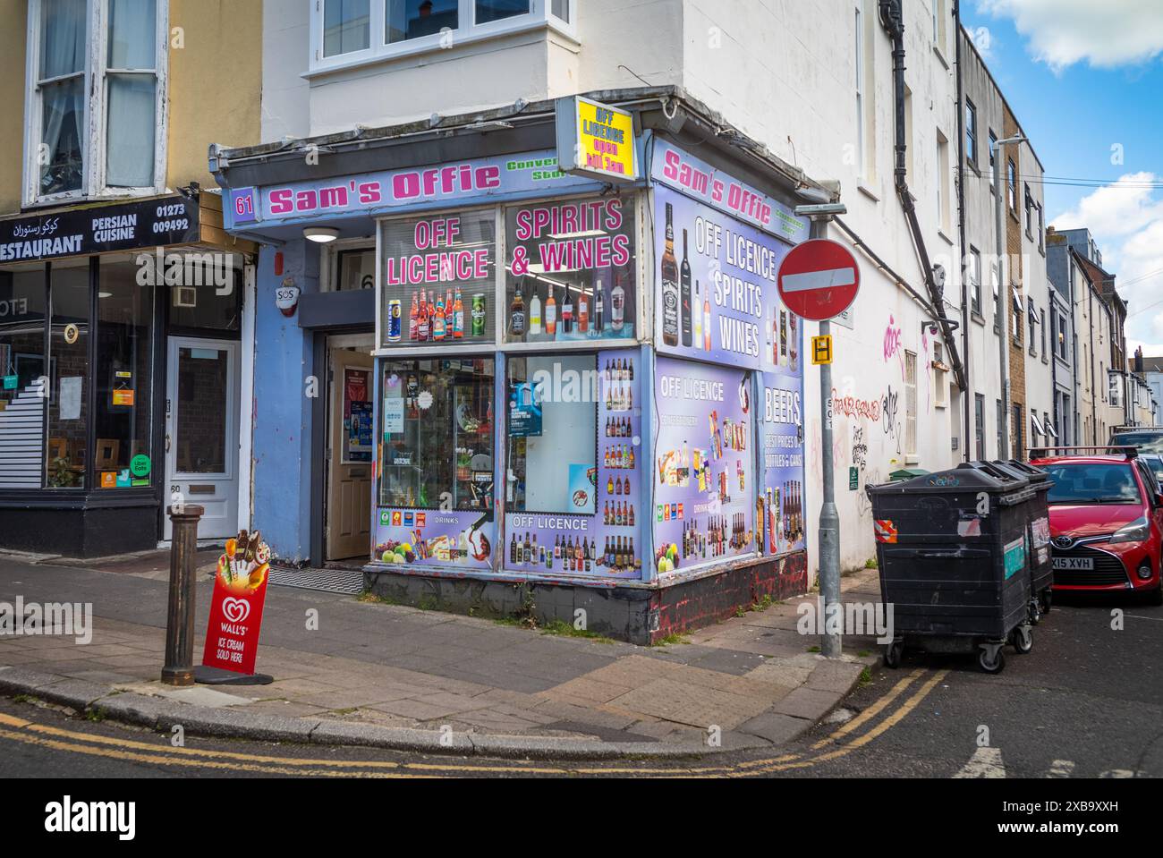 Ein traditioneller Eckladen oder 24-Stunden-Laden, der Lebensmittel und Alkohol in Brighton, East Sussex, Großbritannien verkauft Stockfoto