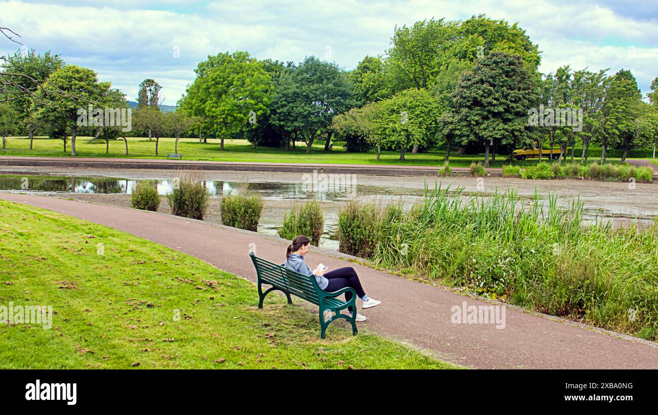 Glasgow, Schottland, Großbritannien. 11. Juni 2024: Blaualgen-Problem Stadtparks sehen Probleme für Wildtiere und Einheimische. Der Bootsteich im Knightswood Park wird entwässert, was das Problem zunichte macht, aber lokale Vögel kämpfen und Nester aus Müll bauen, um mit geschlüpften Küken fertig zu werden, nachdem das Nest durch Entwässerung zerstört wurde. Credit Gerard Ferry /Alamy Live News Stockfoto