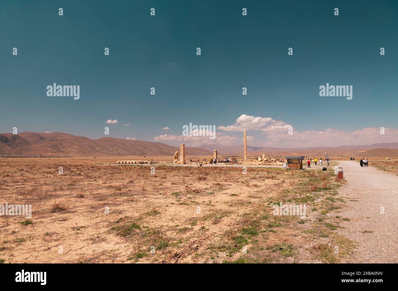 Ruinen eines alten persischen Palastes neben einer Straße in der Wüstenlandschaft, Pasargadae, Iran Stockfoto