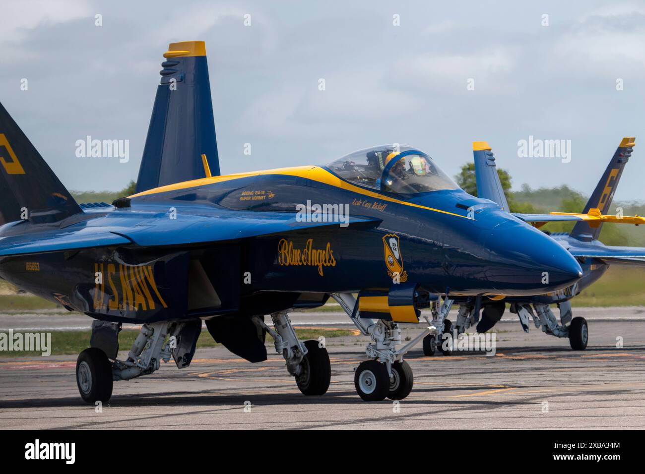 Farmingdale, New York, USA - 26. Mai 2022: Nahaufnahme zweier Navy Blue Angels-Jets, die auf einer Landebahn unterwegs sind, nachdem sie auf dem Flughafen Farmingdale auf Long Island gelandet sind Stockfoto