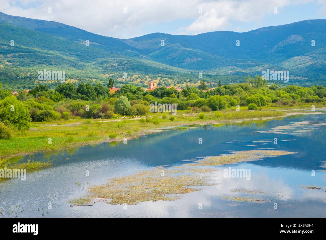 Pinilla Reservoir und Überblick über das Dorf. Pinilla del Valle, Provinz Madrid, Spanien. Stockfoto