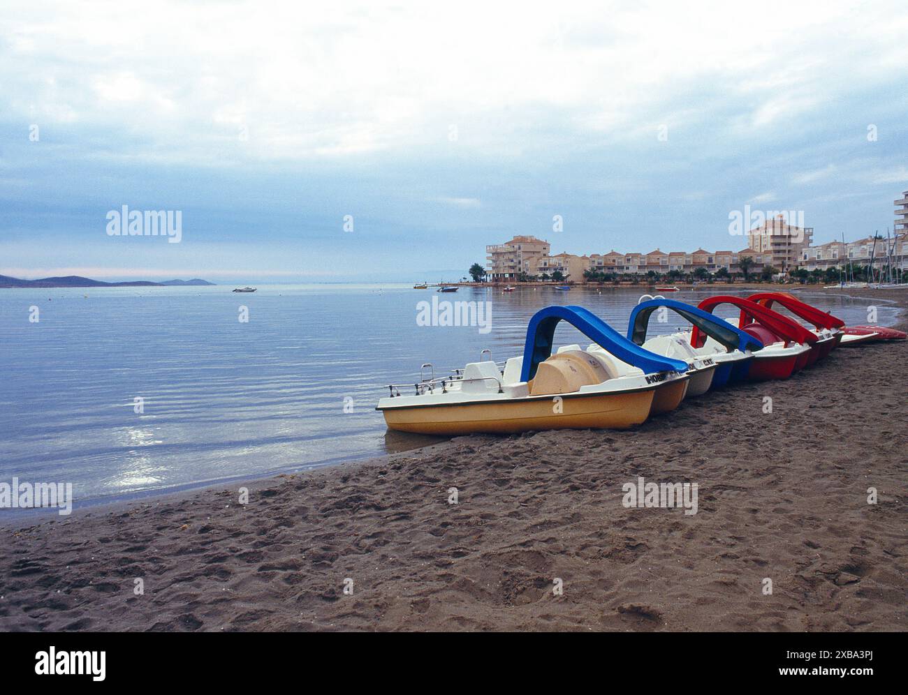 Strand in der Abenddämmerung. La Manga del Mar Menor, Murcia, Spanien. Stockfoto