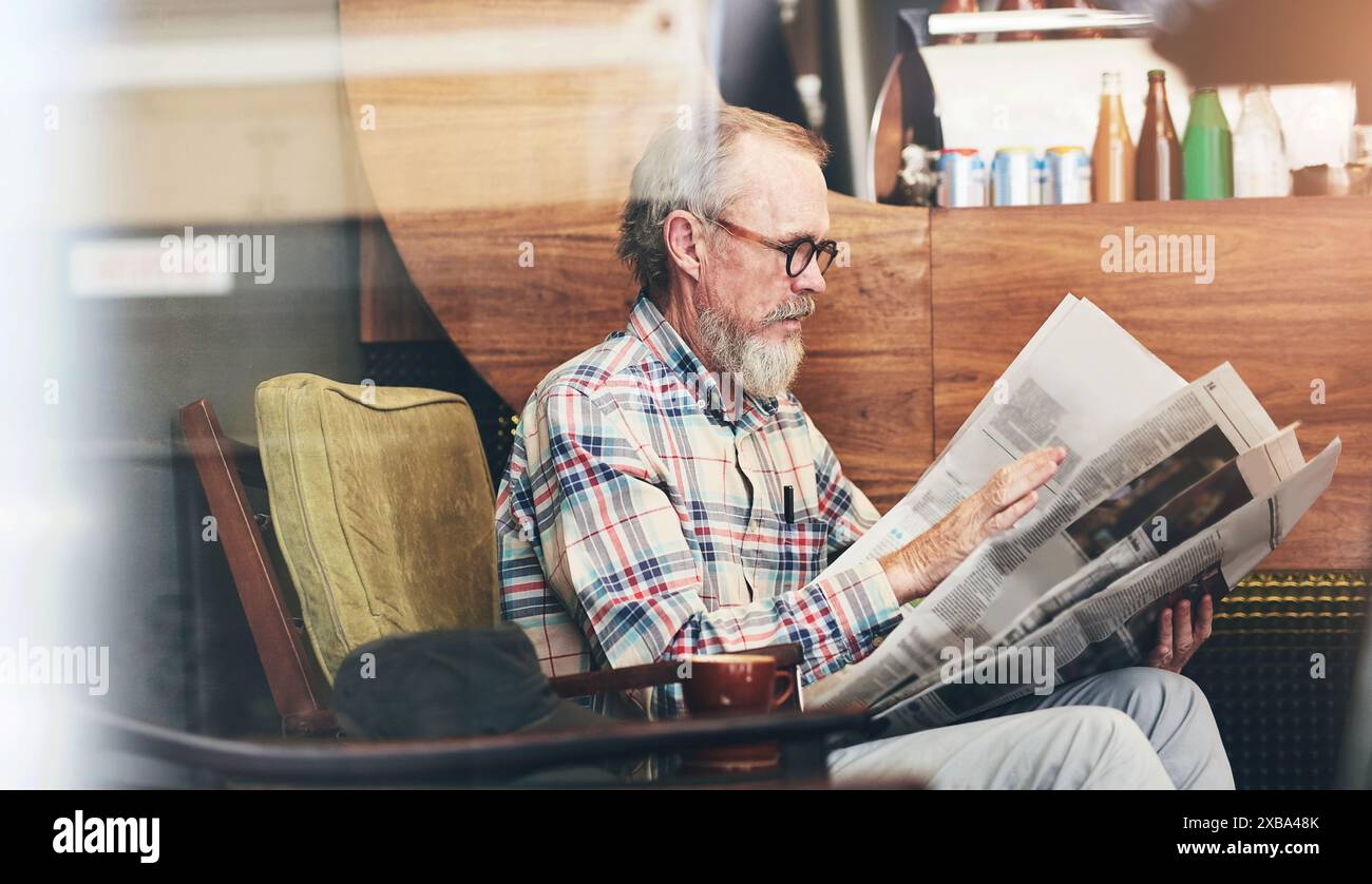 Zeitung, Café und Senior-Mann, der Geschäftsinformationen für Finanzbörsen liest. Fenster, Brille und ältere männliche Person, die die Wirtschaft genießt Stockfoto