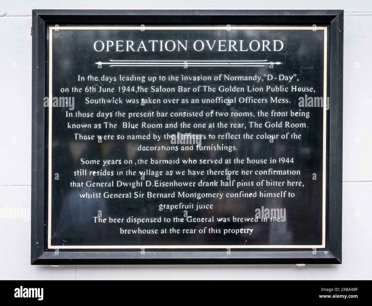 Operation Overlord Schild, das die Beteiligung des Golden Lion Public House in Southwick während der Ereignisse vor dem D-Day beschreibt. Stockfoto