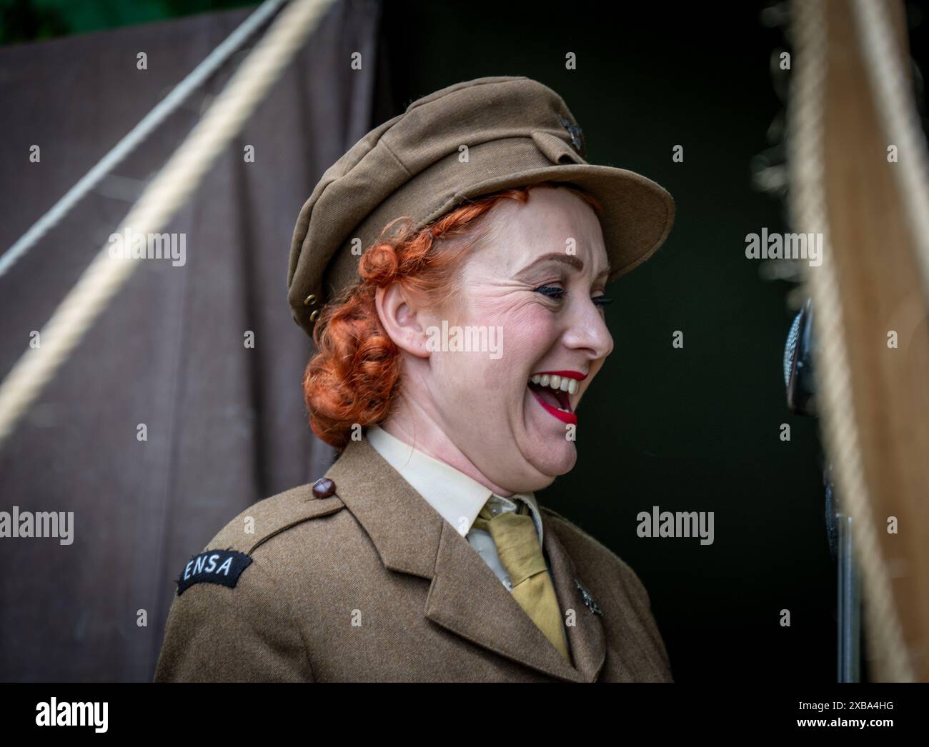 Eine Frau, die am 80. Jahrestag des D-Day am Southwick Revival in Southwick, Hampshire am 8. Juni 2024 teilnahm. Stockfoto