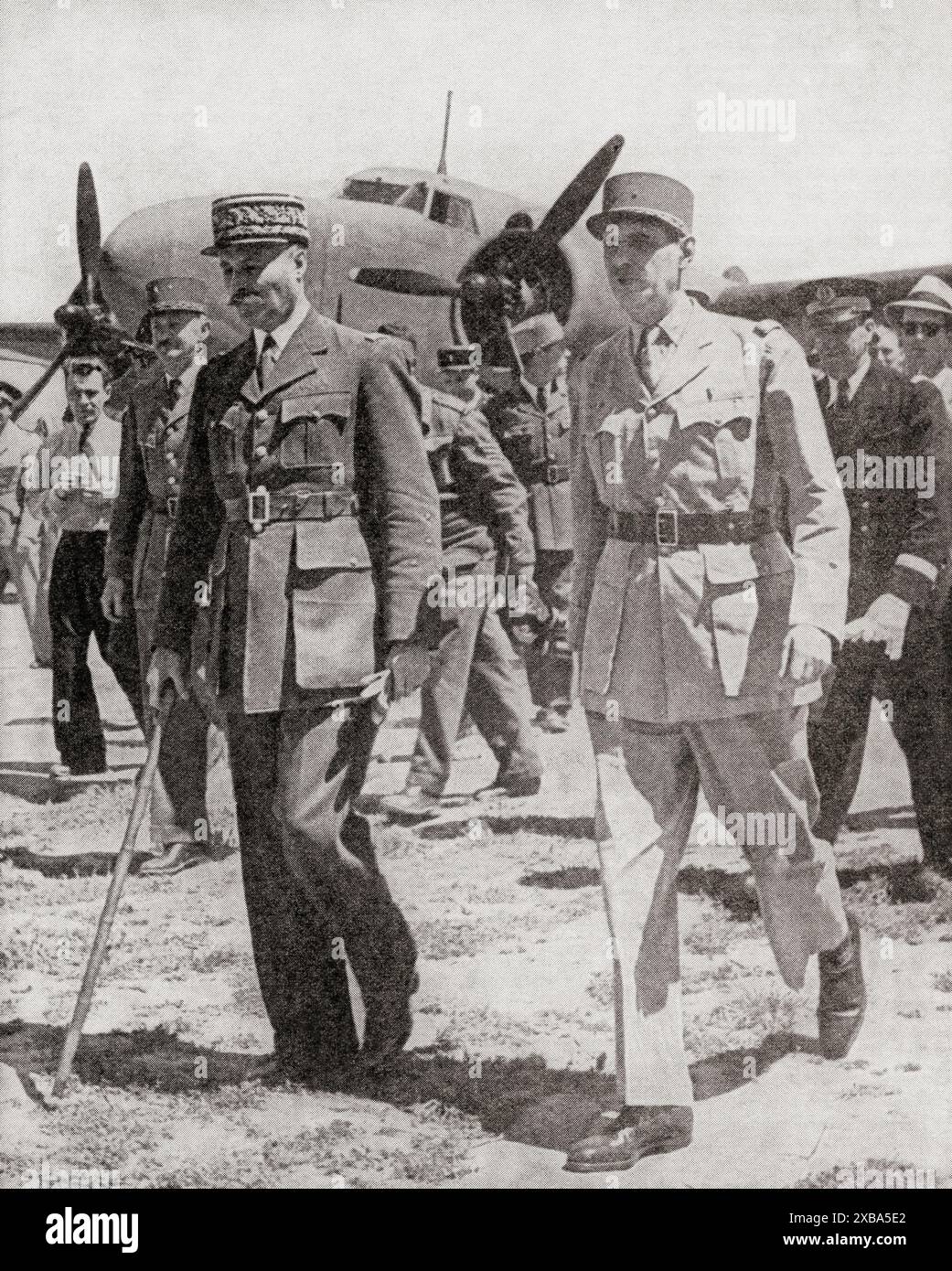 Generäle Giraud und de Gaulle treffen sich am 30. Mai 1943 in Algier, um die Koordinierung der kämpfenden französischen Bemühungen zu erörtern. Henri Honoré Giraud, 1879–1949. Französischer Offizier und Anführer der Freien Französischen Streitkräfte während des Zweiten Weltkriegs. Charles André Joseph Marie de Gaulle, 1890–1970. Französischer Offizier und Staatsmann, 18. Präsident Frankreichs. Aus dem Krieg in Bildern, 4. Jahr. Stockfoto