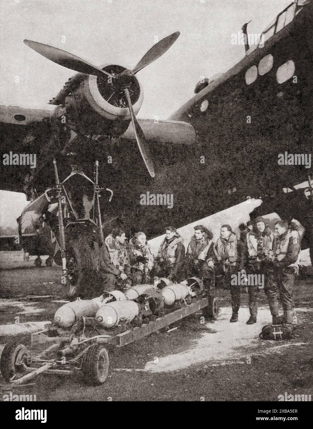 Eine „Stirling“-Crew beobachtet, wie ihre Flugzeuge während des Zweiten Weltkriegs 1941 bombardiert werden. Aus dem Krieg in Bildern 3. Jahr Stockfoto