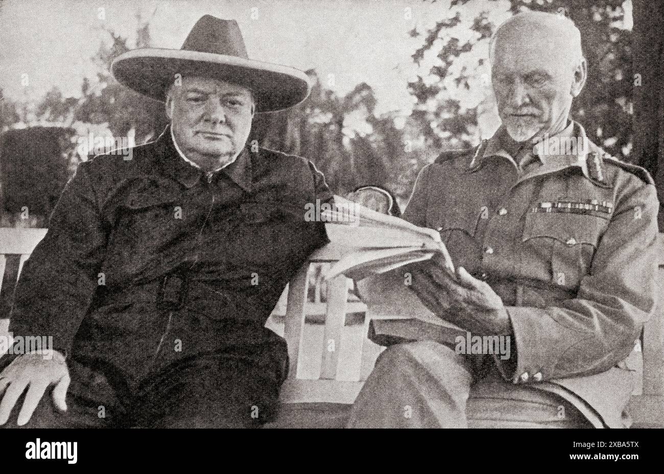 Das Treffen im Nahen Osten 1942 zwischen Winston Churchill und General Smuts, der ihm den Hut überreichte, den er trägt. Sir Winston Leonard Spencer-Churchill, 1874–1965. Britischer Politiker, Armeeoffizier, Schriftsteller und zweimal Premierminister des Vereinigten Königreichs. Feldmarschall Jan Christian Smuts, 1870–1950. Südafrikanischer Staatsmann, militärischer Führer, Philosoph und zweifacher Premierminister der Union von Südafrika. Aus dem Krieg in Bildern 3. Jahr Stockfoto