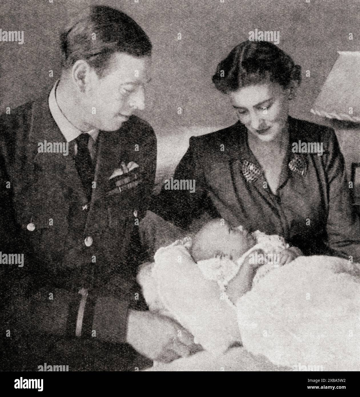 Prinz George, Herzog von Kent, hier mit seiner Frau Prinzessin Marina von Griechenland und seinem Sohn Prinz Michael, kurz vor seinem Tod bei einem Flugunfall in Dunbeath. Prinz Georg, Herzog von Kent, 1902–1942. Mitglied der britischen Königsfamilie, der vierte Sohn von König Georg V. und Königin Maria. Prinzessin Marina, Herzogin von Kent, 1906-1968. Aus dem Krieg in Bildern 3. Jahr Stockfoto