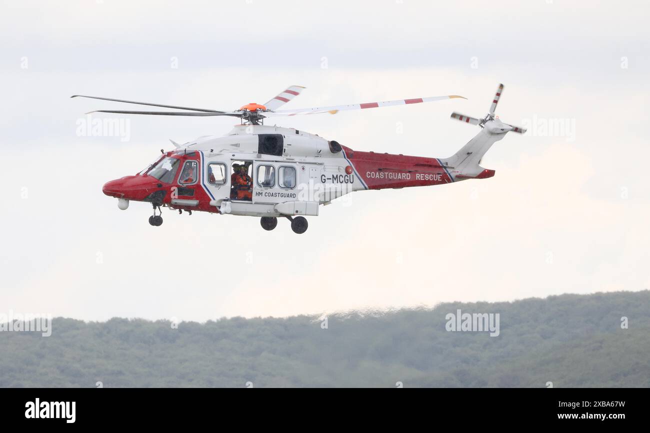 HM Coastguard, Newhaven Rettungsboot, SECAmb, Sussex Police, ein Coastguard Helikopter und die KSS Air Ambulance reagieren auf Bedenken bezüglich des Wohlergehens einer Frau auf den Klippen von Seaford Head. Tragischerweise fiel die Frau in ihren 60ern von der Klippe und wurde am Tatort für tot erklärt. Stellen Sie Sich James Boardman/Alamy Live News Vor Stockfoto