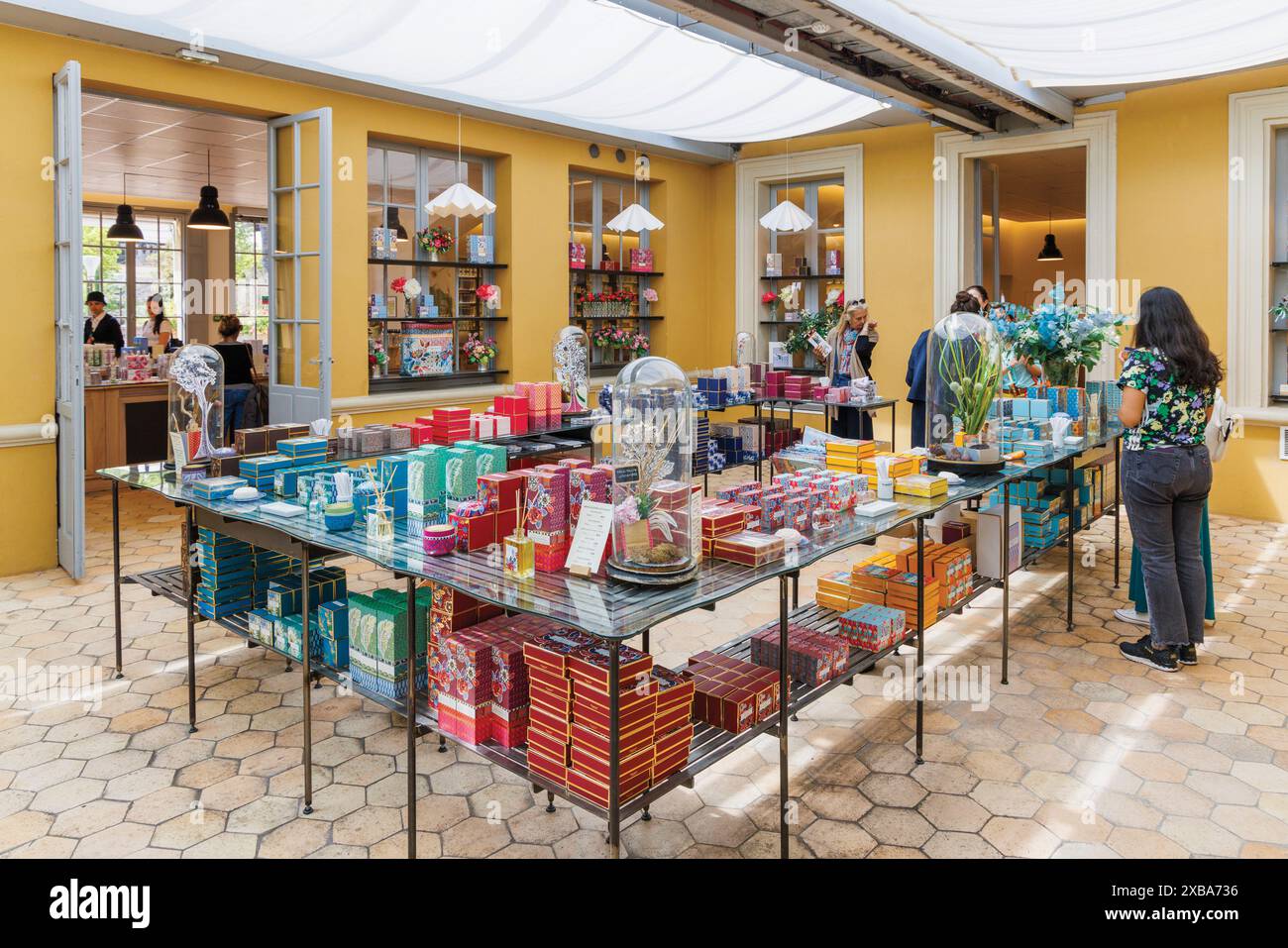 Grasse, Alpes-Maritimes, Frankreich. Das Innere der Boutique Fragonard. Stockfoto