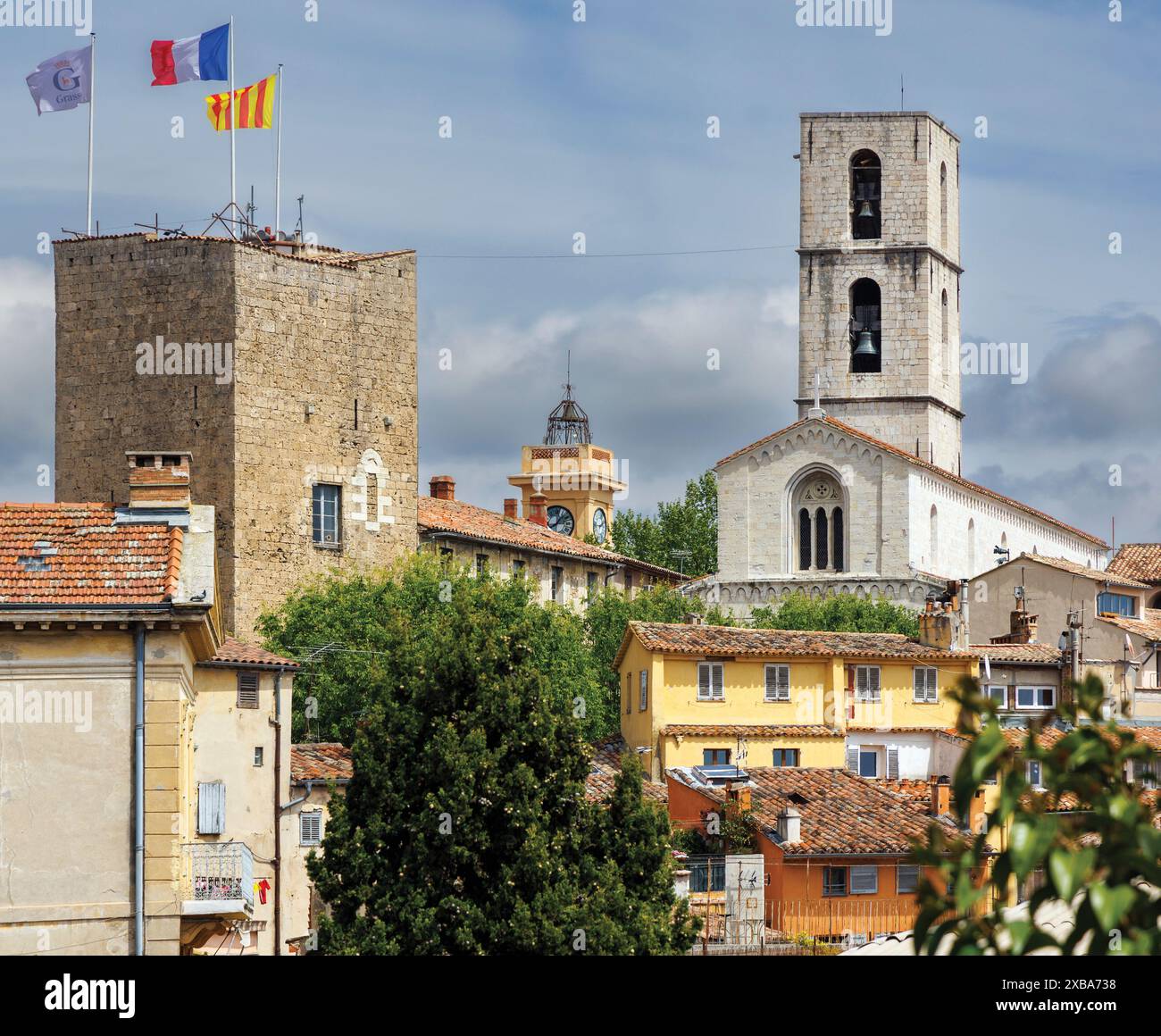 Grasse, Alpes-Maritimes, Frankreich. Die romanische Kathedrale aus dem 12. Jahrhundert. Seit 1801 eine Pfarrkirche. Das Gebäude ist ein Nationaldenkmal. Stockfoto Grasse, Alpes-Maritimes, Frankreich. Die romanische Kathedrale aus dem 12. Jahrhundert. Seit 1801 eine Pfarrkirche. Das Gebäude ist ein Nationaldenkmal. Stockfoto
