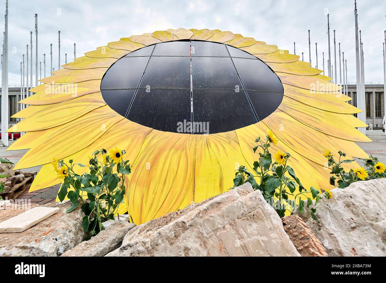 Solarblume - Internationale Wiederaufbaukonferenz in Berlin EUR, Deutschland, Berlin, 11.06.2024: Die Umweltschutzorganisation Greenpeace erinnert trotz andauernder Kämpfe in der Ukraine an eine langfristige Entwicklungsperspektive. Die Ukraine hat ein hohes Potenzial für die Stromerzeugung aus Wind- und Solaranlagen. Internationale EntwicklungshilfeKonferenzteilnehmer aus Politik, Gesellschaft und Wirtschaft diskutiert wie die Infrastruktur der Ukraine wiederhergestellt werden kann. Hunderttausende Menschen sind ohne Strom, die Trinkwasserversorgung, Krankenhäuser und Schulen sind Ziele von Stockfoto