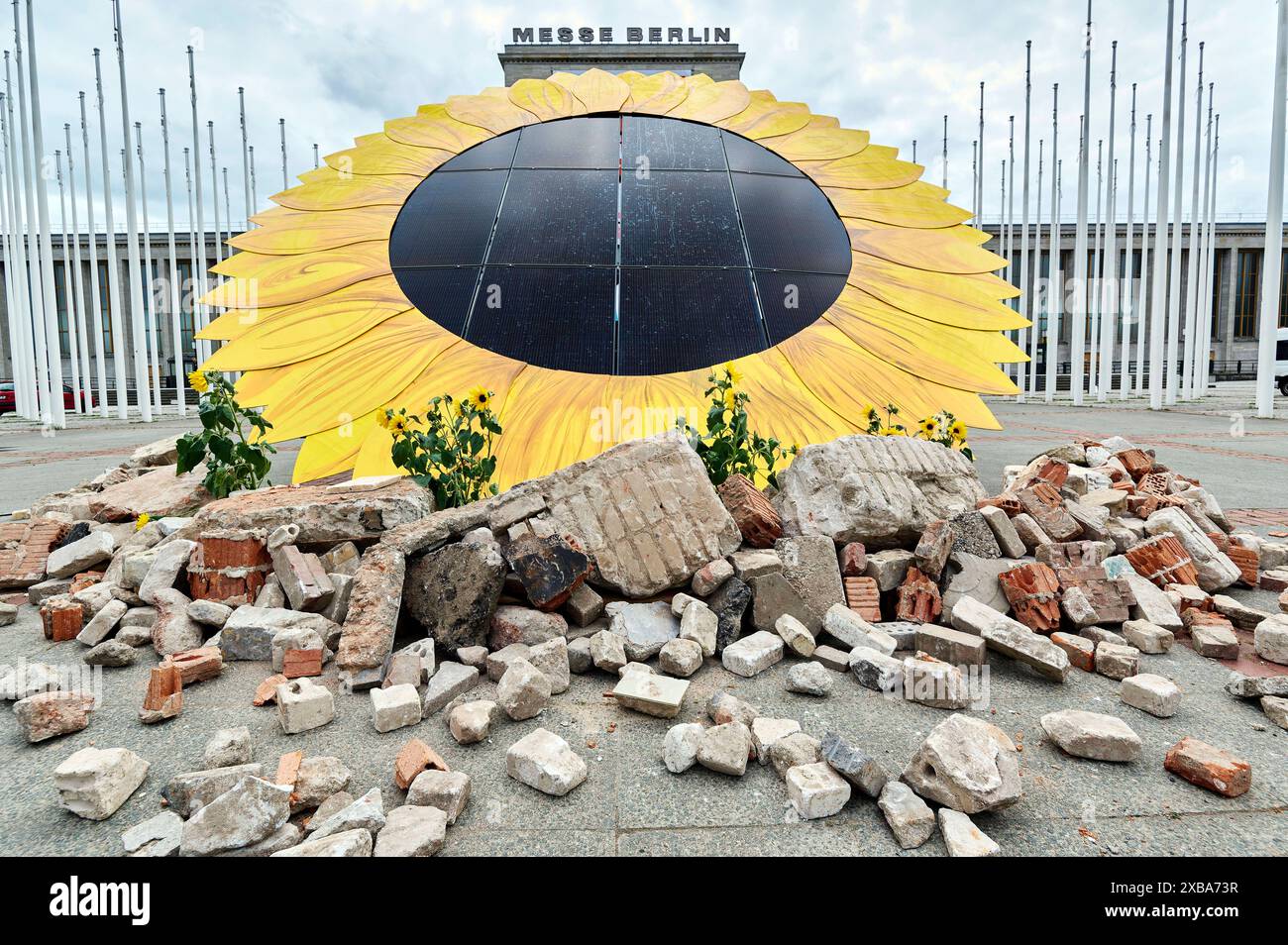 Internationale Wiederaufbaukonferenz in Berlin EUR, Deutschland, Berlin, 11.06.2024: Die Umweltschutzorganisation Greenpeace erinnert trotz andauernder Kämpfe in der Ukraine an eine langfristige Entwicklungsperspektive. Die Ukraine hat ein hohes Potenzial für die Stromerzeugung aus Wind- und Solaranlagen. Internationale EntwicklungshilfeKonferenzteilnehmer aus Politik, Gesellschaft und Wirtschaft diskutiert wie die Infrastruktur der Ukraine wiederhergestellt werden kann. Hunderttausende Menschen sind ohne Strom, die Trinkwasserversorgung, Krankenhäuser und Schulen sind Ziele von Zerstörungen. Stockfoto